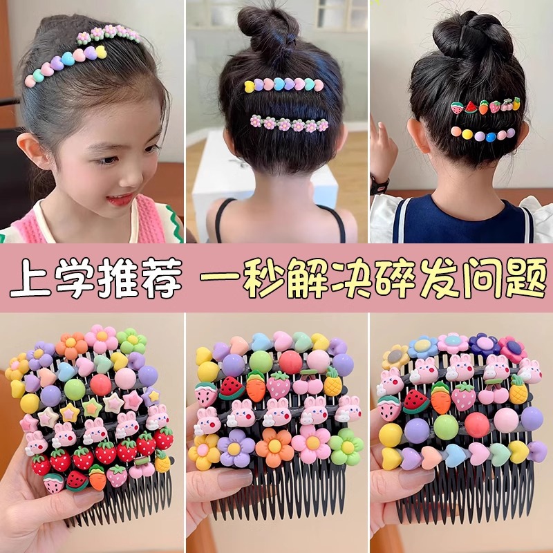 Hermosos niños tirando del cabello de la cabeza de la niña peinada de cabello de la parte posterior de la frente peinada peinada de cabello toque