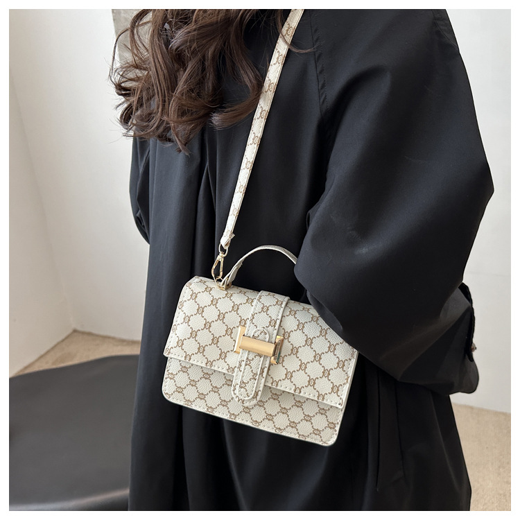 The 2024 new women's bag features a high-end texture, a niche and fashionable style, a retro and versatile small square bag, and a hand-held shoulder crossbody bag undefined