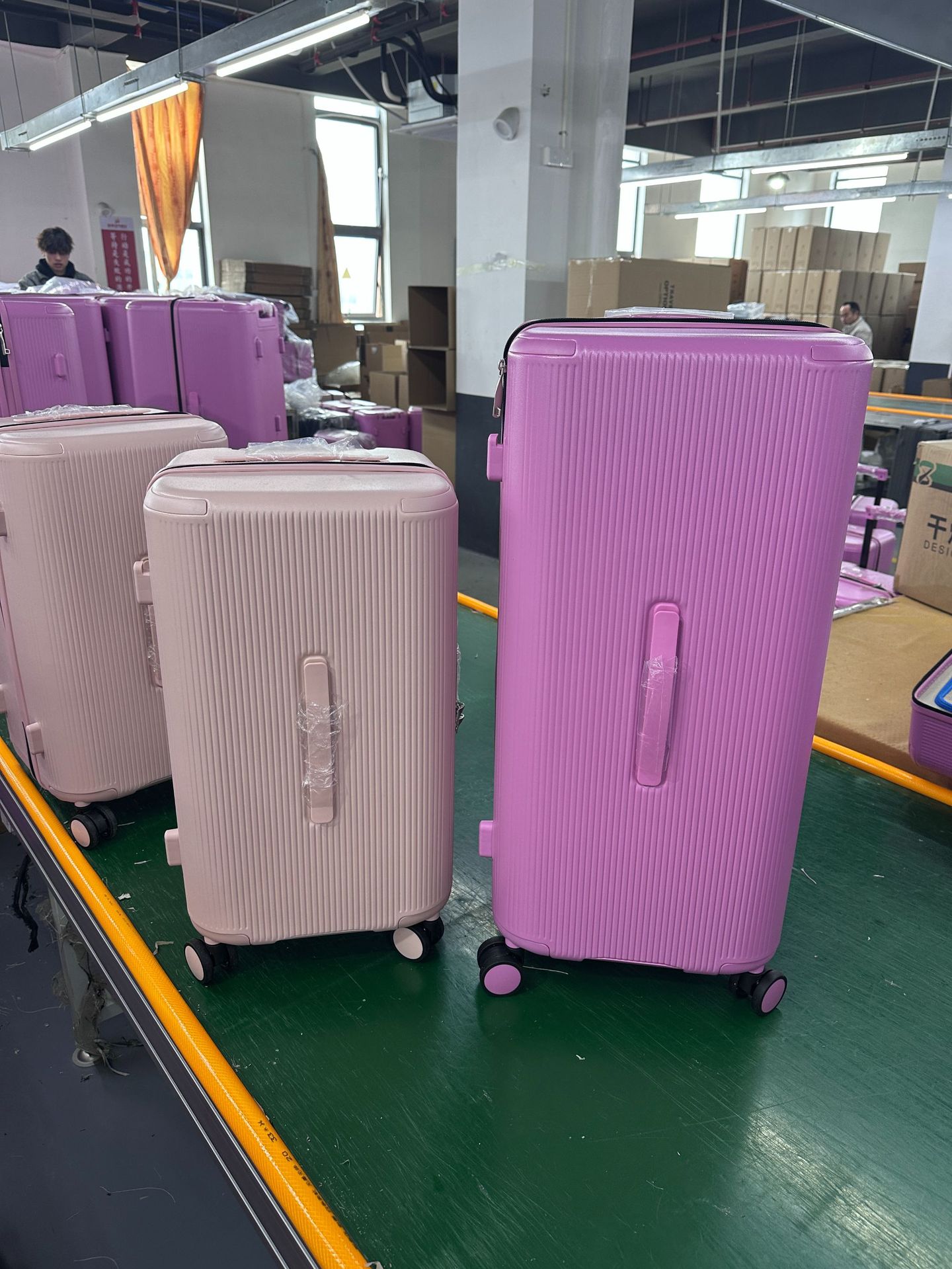 Capacious suitcase, increased thickness 4