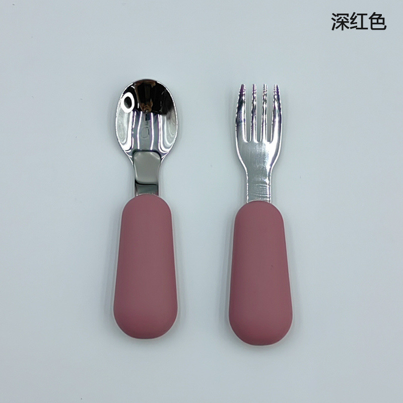진한 빨간색 스테인리스 스틸 스푼과 포크 한 쌍