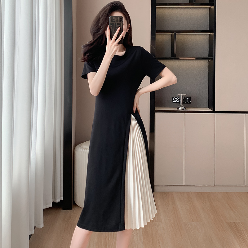 実際に色のワンピースの女性の夏のしわをたたいてデザイン感をつなぎ合わせます。|undefined