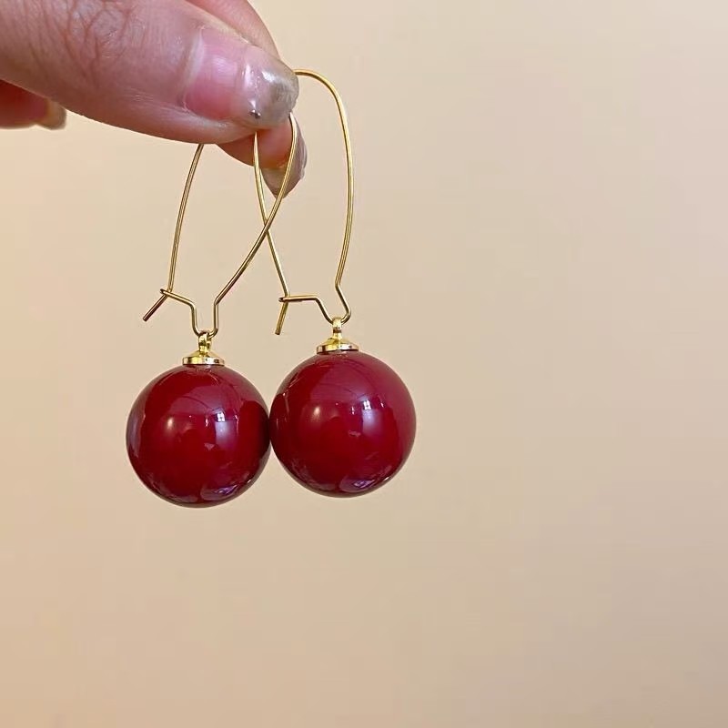 2025 nuevos pendientes de perlas nicho lujoso ligero celebración de perlas rojas otoño invierno sensación de alta calidad perlas auriculares temperamento ganchos de orejas