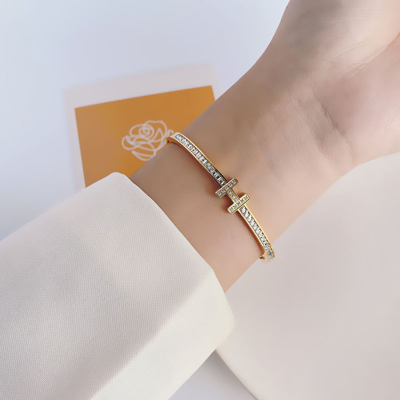 Pulsera de titanio y acero para mujer, diseño moderno y sencillo, pulsera de lujo que no se desvanece, venta al por mayor en stock.