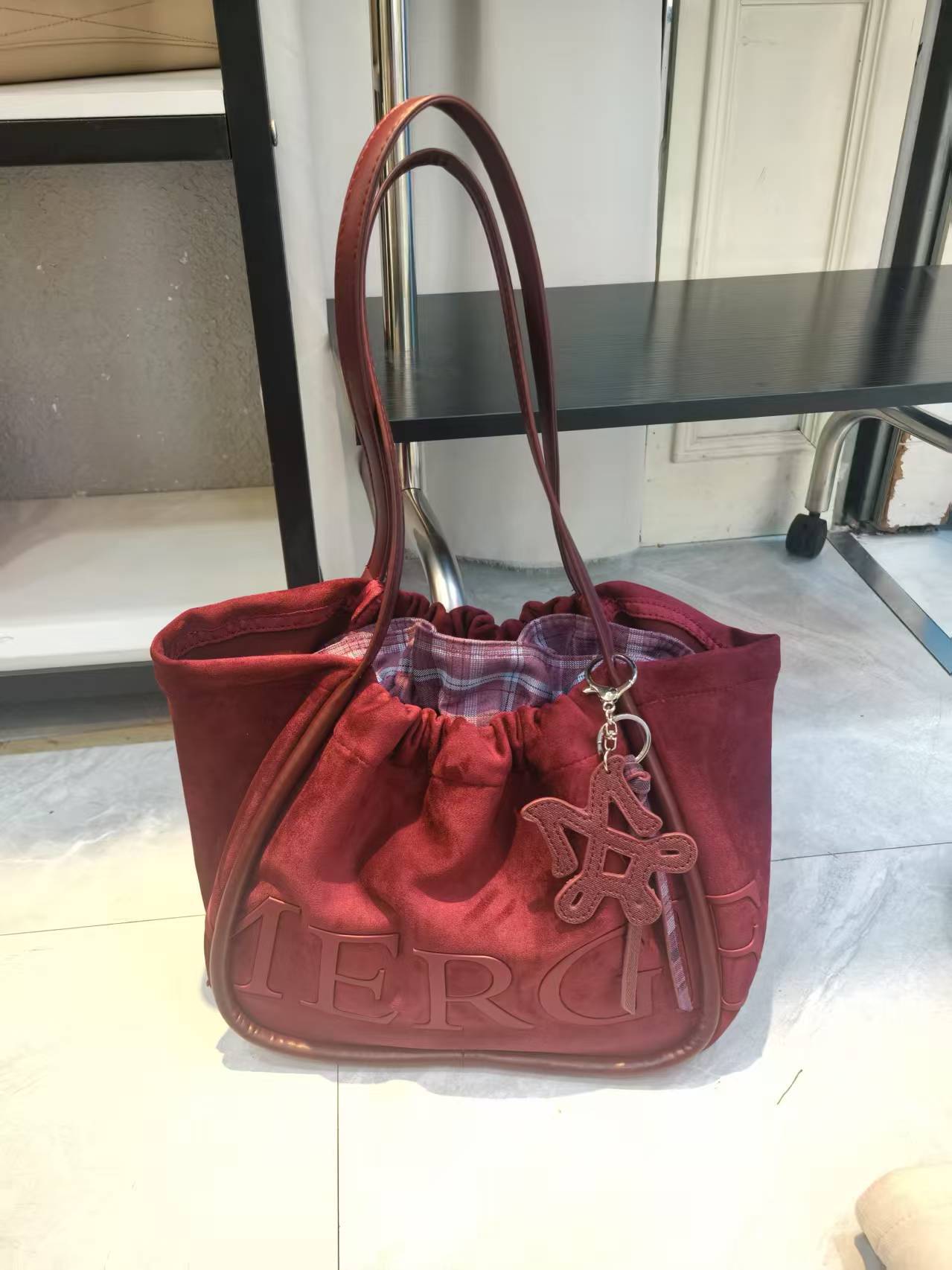 タイマージ中大容量トートバッグ 2025 新鹿革ファッションポータブルショルダー脇の下の女性のバッグ