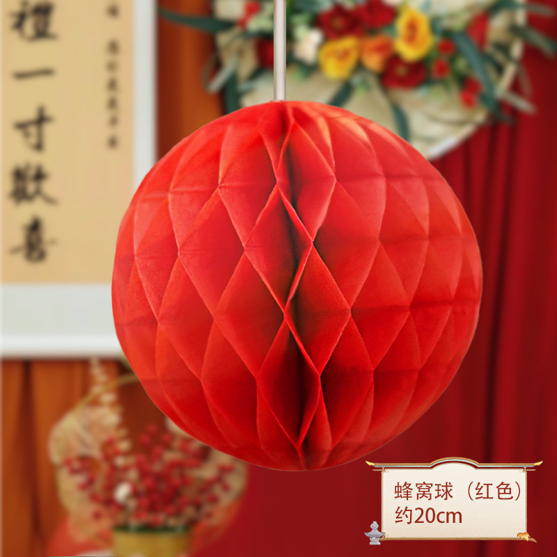 El primer aniversario del bebé decora la escena de la linterna roja, columna de panal, accesorios ceremoniales chinos.