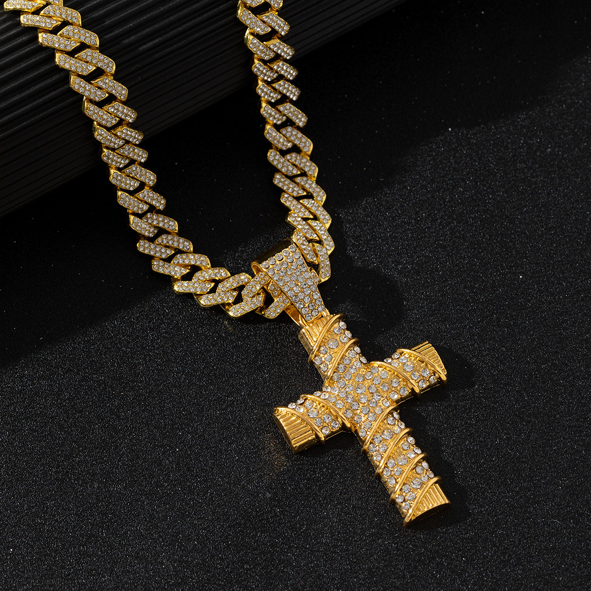 Collana catena cubana con pendente a croce per donna, strass_voghion.com