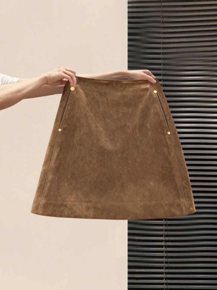Chân váy ngắn chữ A ôm mông chất liệu nhung da lộn, phong cách retro, form đứng, có size lớn — Màu nâu cà phê