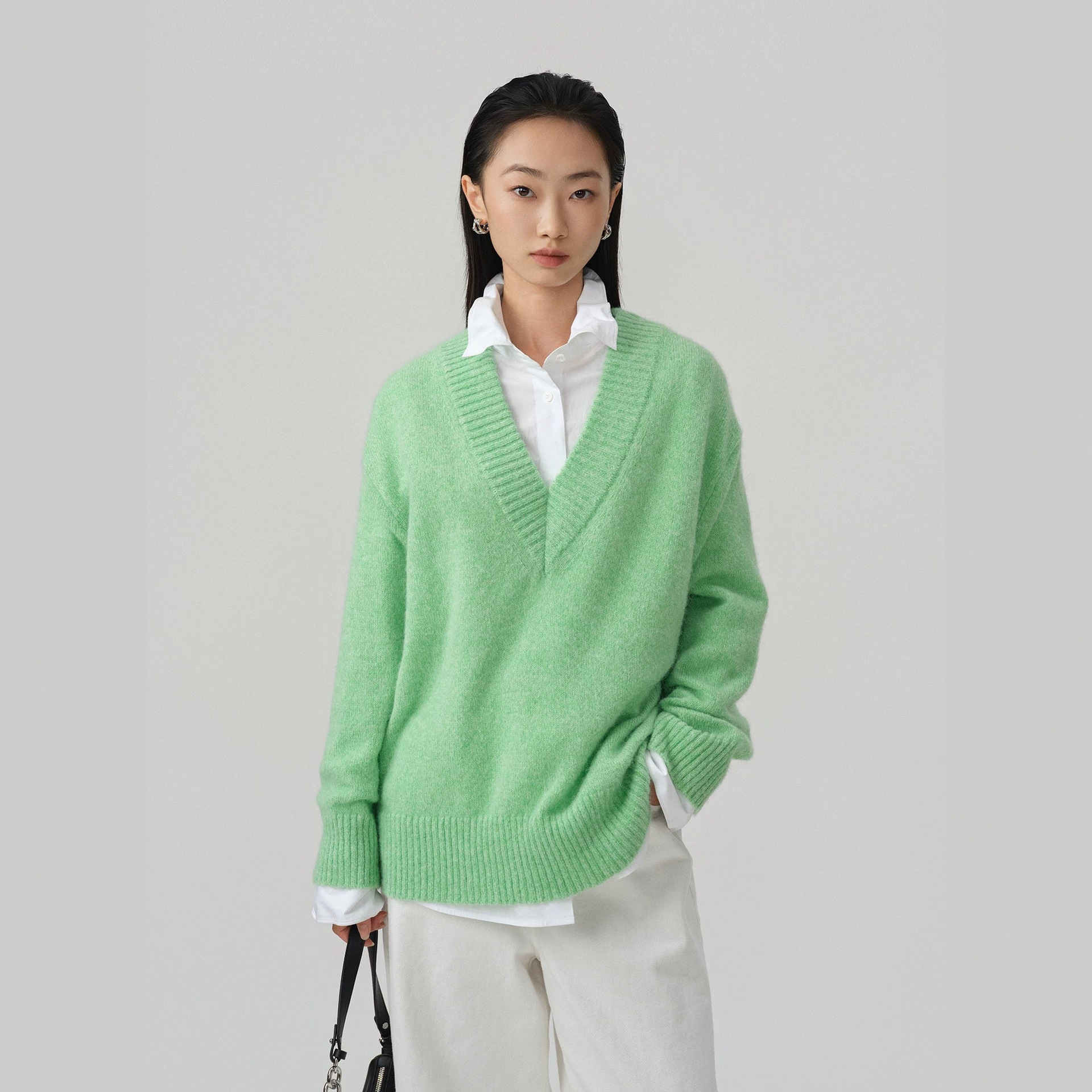 Fashionable minimalist sheep wool sweater for women, new autumn 2026, Korean style, loose fit, versatile V-neck alpaca wool long-sleeved top