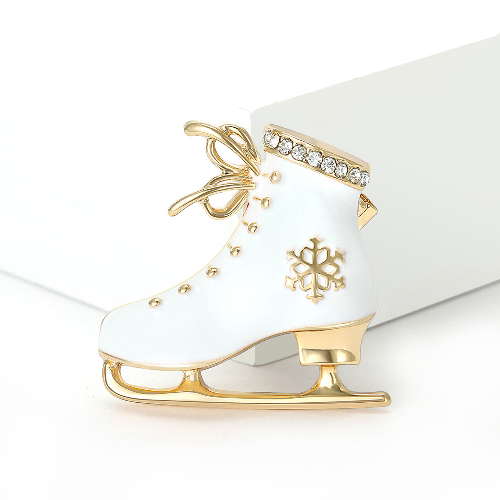 New European and American Fashion Christmas Ice Skate Brooch with Rhinestones and Enamel, Versatile and Stylish Suit Lapel Pin