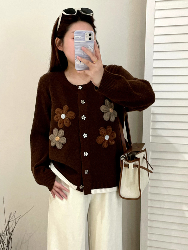Large-sized design sense hook-knit cardigan for women, high-end sweater, 2025 winter collection, elegant coat for chubby girls, 23231