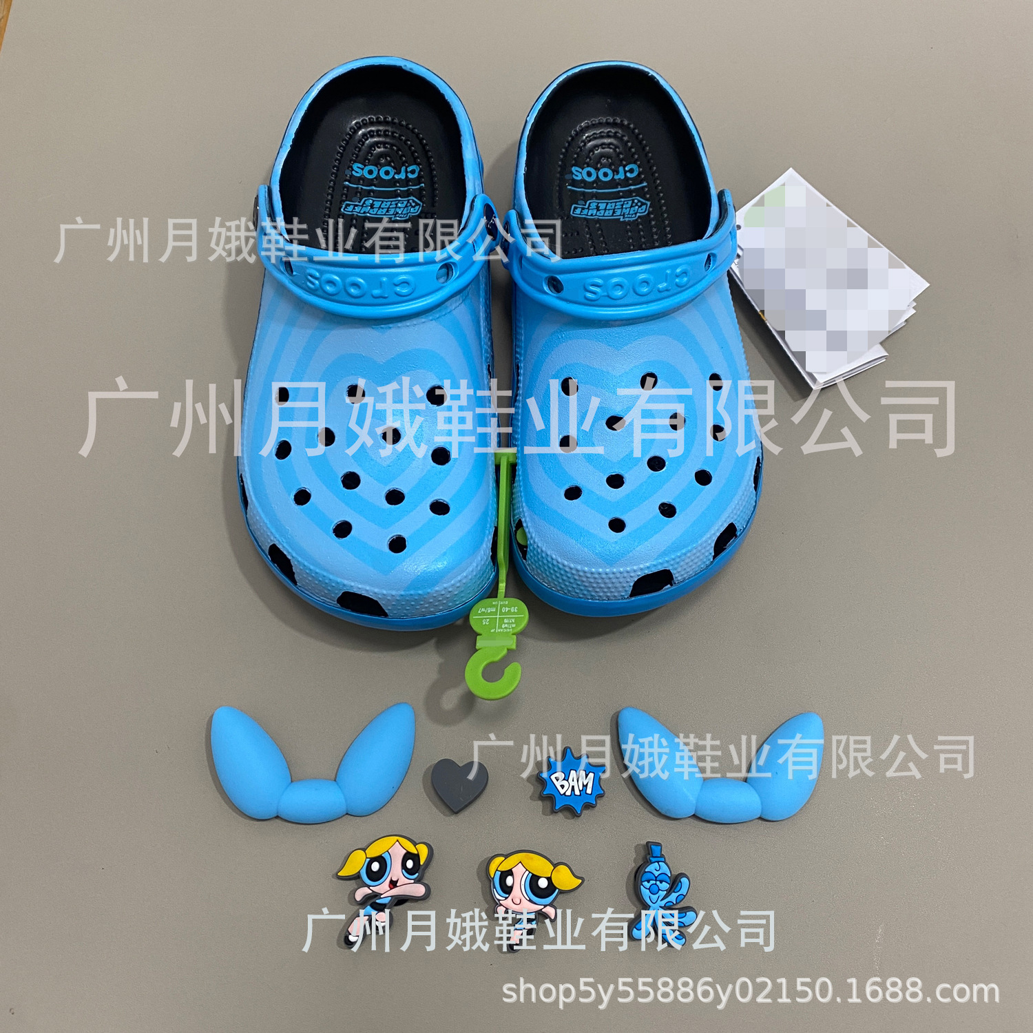 Caixa de zapatos con accesorios voladores de policía de mujer zapatos agujeros de marca conjunta de zapatillas de caricatura de mujer sandalinas de playa croos