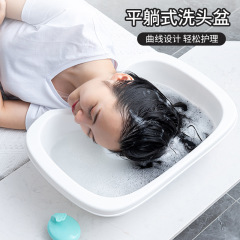 家庭用大人の横になる洗面器妊婦は月子に座って髪を洗っています。