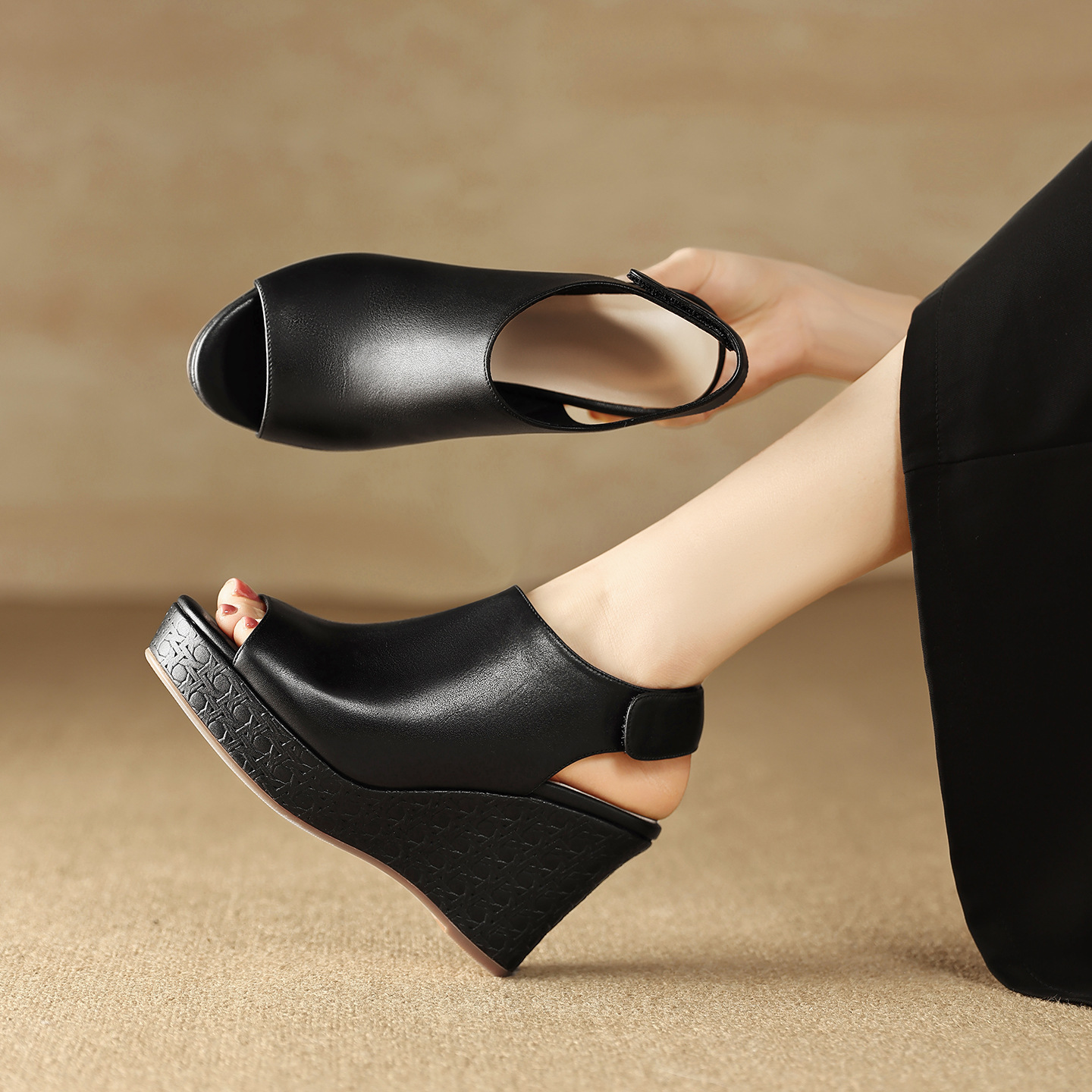 Sandal cao gót nữ quai ngang mũi hở đế xuồng gót 9 cm — màu đen, màu trắng ngà