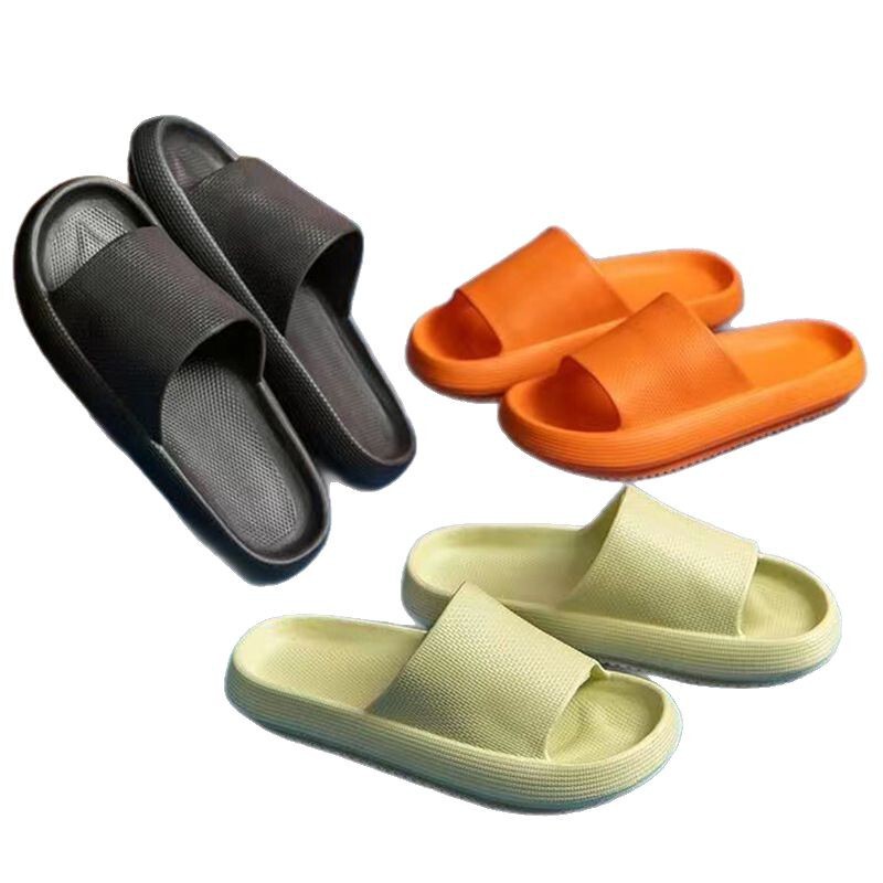 厚い底のスリッパの男性のタイプの夏のカップルの浴室の中で入浴します。|undefined