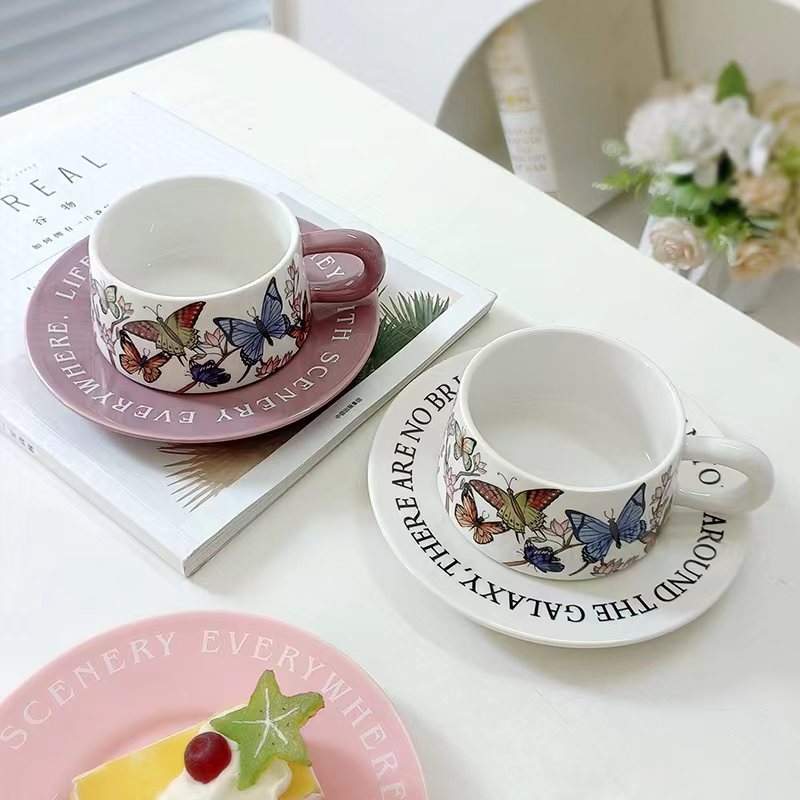 Francés retro flores púrpura mariposa nicho lujo ligero taza de café de alta calidad taza de agua exquisita taza de cerámica de té de la tarde plato