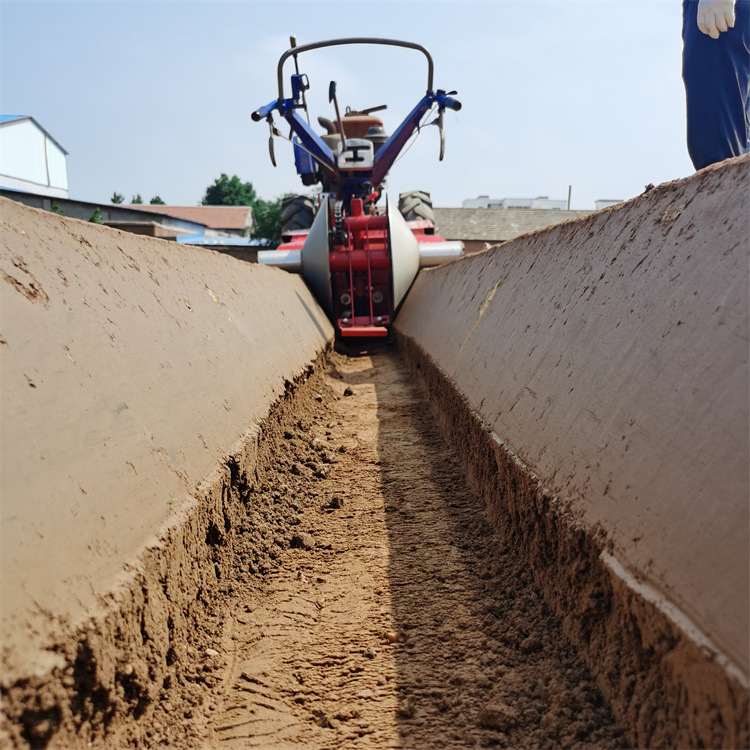 手扶拖拉機(jī)帶草莓開(kāi)溝起壟機(jī) (5).jpg