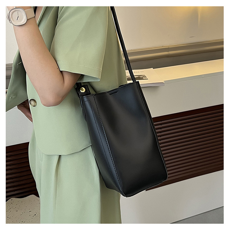 2022 New Simple Solid Color Portable Underarm Shoulder Bucket Bag display picture 2