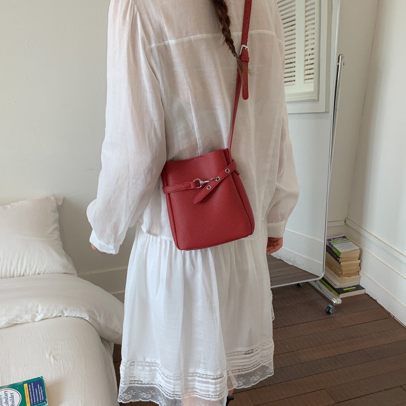 Diseño de nicho de moda nuevo bolso de hombro universal coreano mini 2026 bolso inclinado de verano para mujeres cubo de agua de teléfono móvil