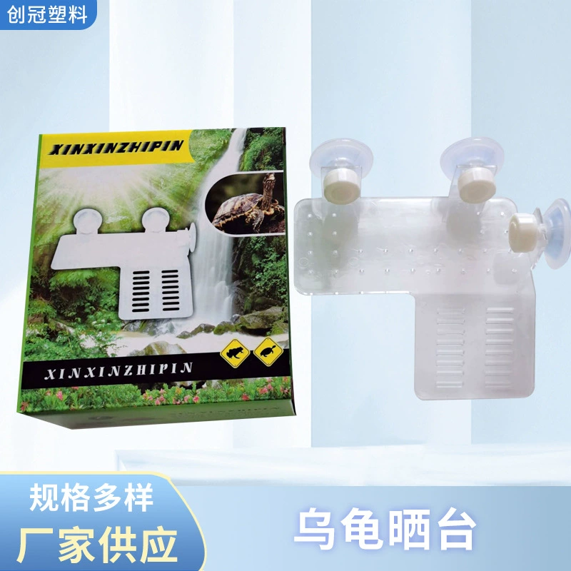 Черепаха сушит на платформе