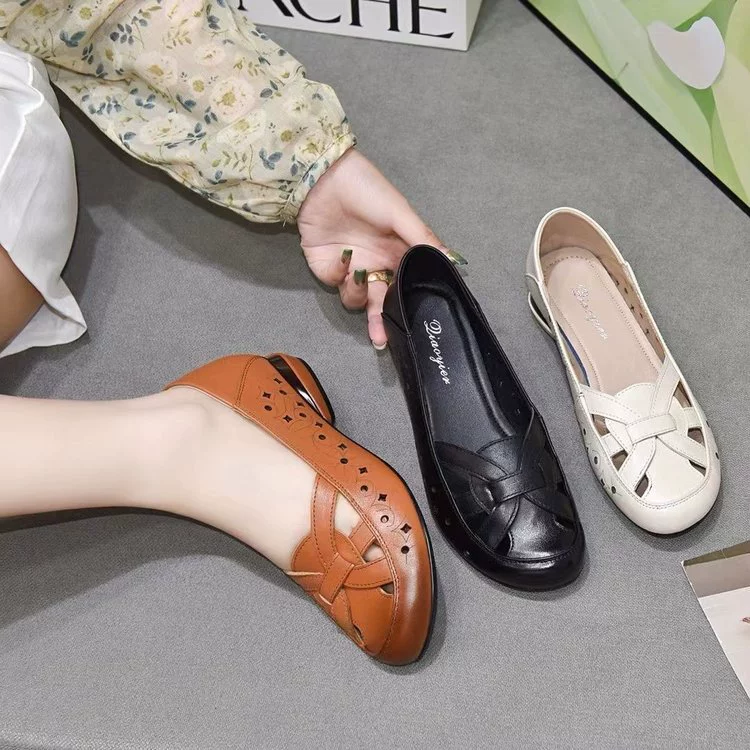 Одна педаль мама сандалии женские туфли 2025 новый весенний и летний плоский фон женские туфли среднего и пожилого возраста полые кожаные туфли на низком каблуке