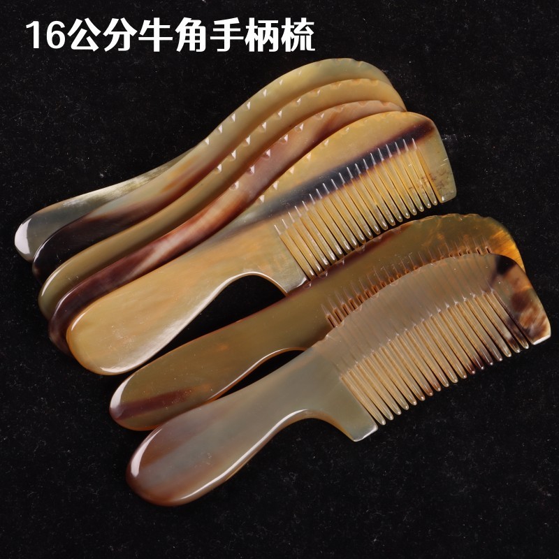 よく売れている露店の天然牛角櫛14-16-18cm美容櫛の先の尖った尾の取っ手の首を上げて真空包装をします。|undefined