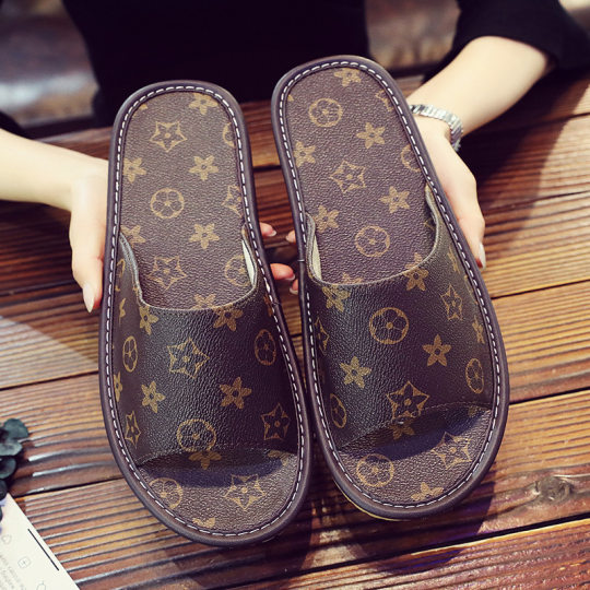 Summer home high-end Internet celebrity couple leather slippers home soft bottom slippers men's and women's summer indoor non-slip shoes