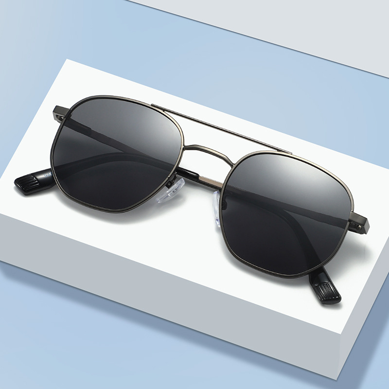 Retro fashionable sunglasses solar-powered