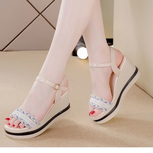 Sandalias para mujeres verano 2026 nueva moda de tacones altos muffin fondo grueso temperamento extranjero zapatos de playa de hadas de moda