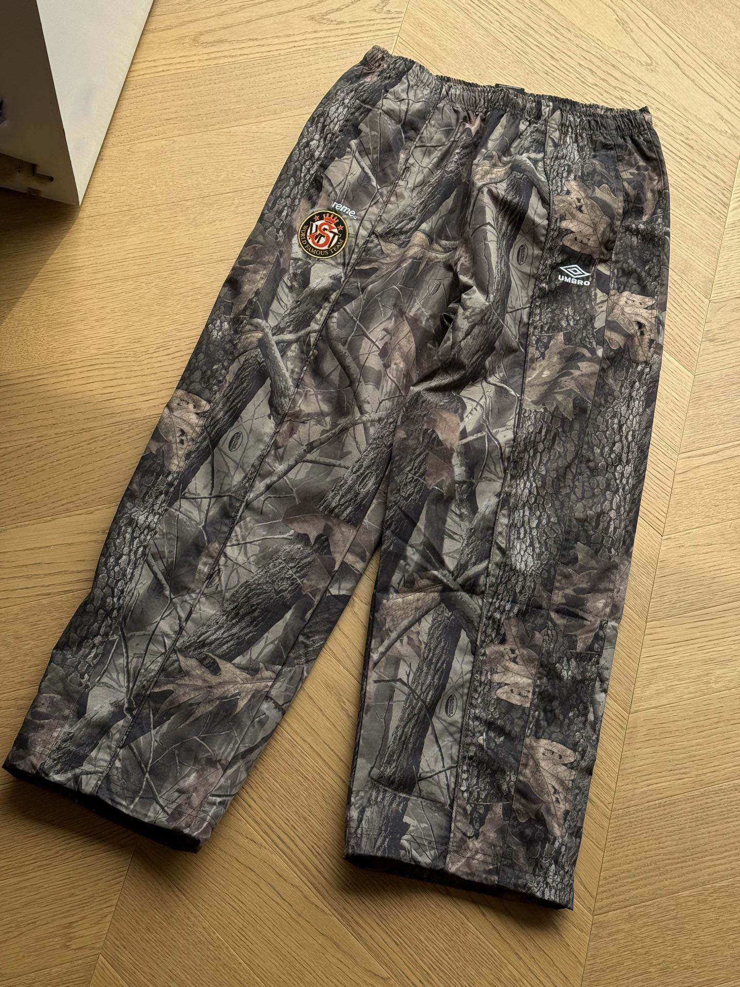 A8. Pantalones de color camuflado