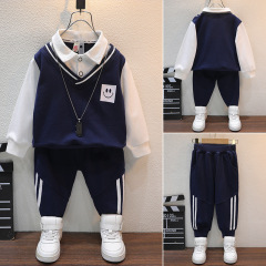 子供服春と秋の男の子のスーツの秋の子供服の子供の偽の2つの上着のカジュアルなズボンの子供のスポーツウェアの2つのセット
