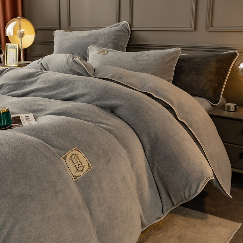 Alta sensación de cama de terciopelo de leche cuatro piezas con sábanas de terciopelo de coral de brida en otoño y invierno con un conjunto de terciopelo de tres piezas