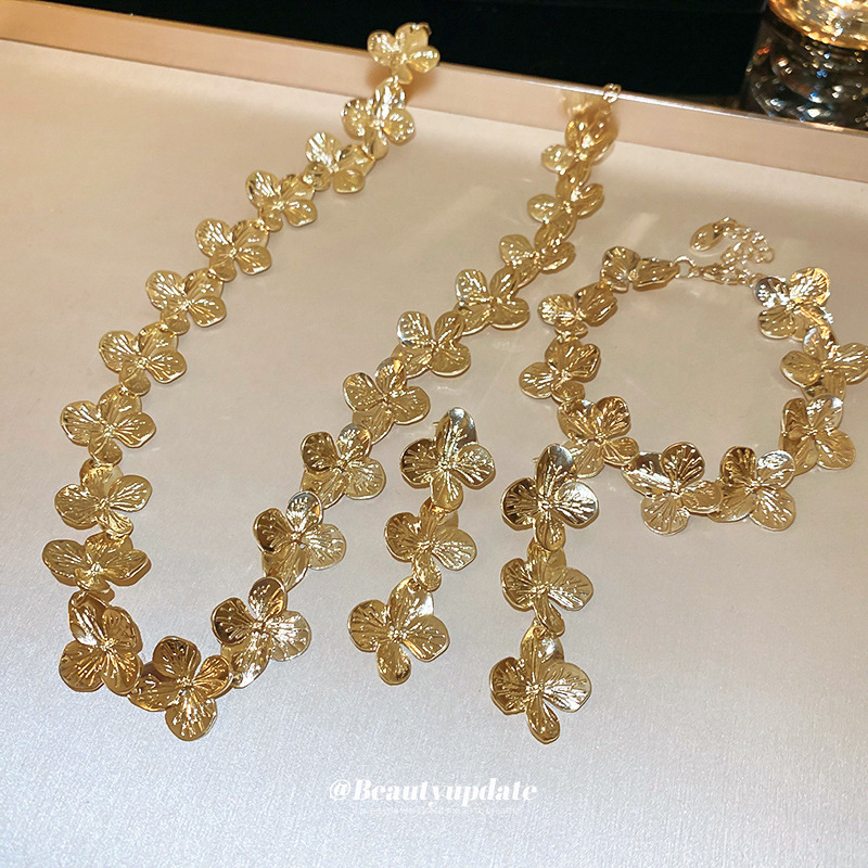 Nuevo estilo transfronterizo de costura flor aretes pulsera collar conjunto de lujo ligero viento frío cadena de clavícula moda joyería de todo fósforo