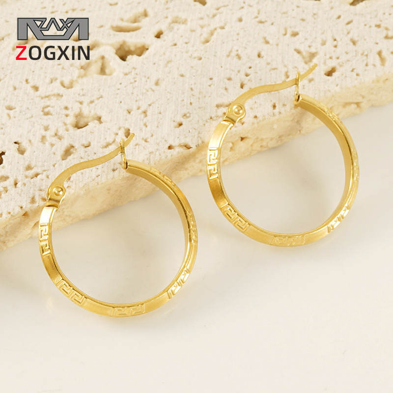 Cruz-frontera europea y americana ins estilo de titanio de acero círculo hebilla pendientes de acero inoxidable 18K Luz de lujo todo partido pendientes geométricos para las mujeres