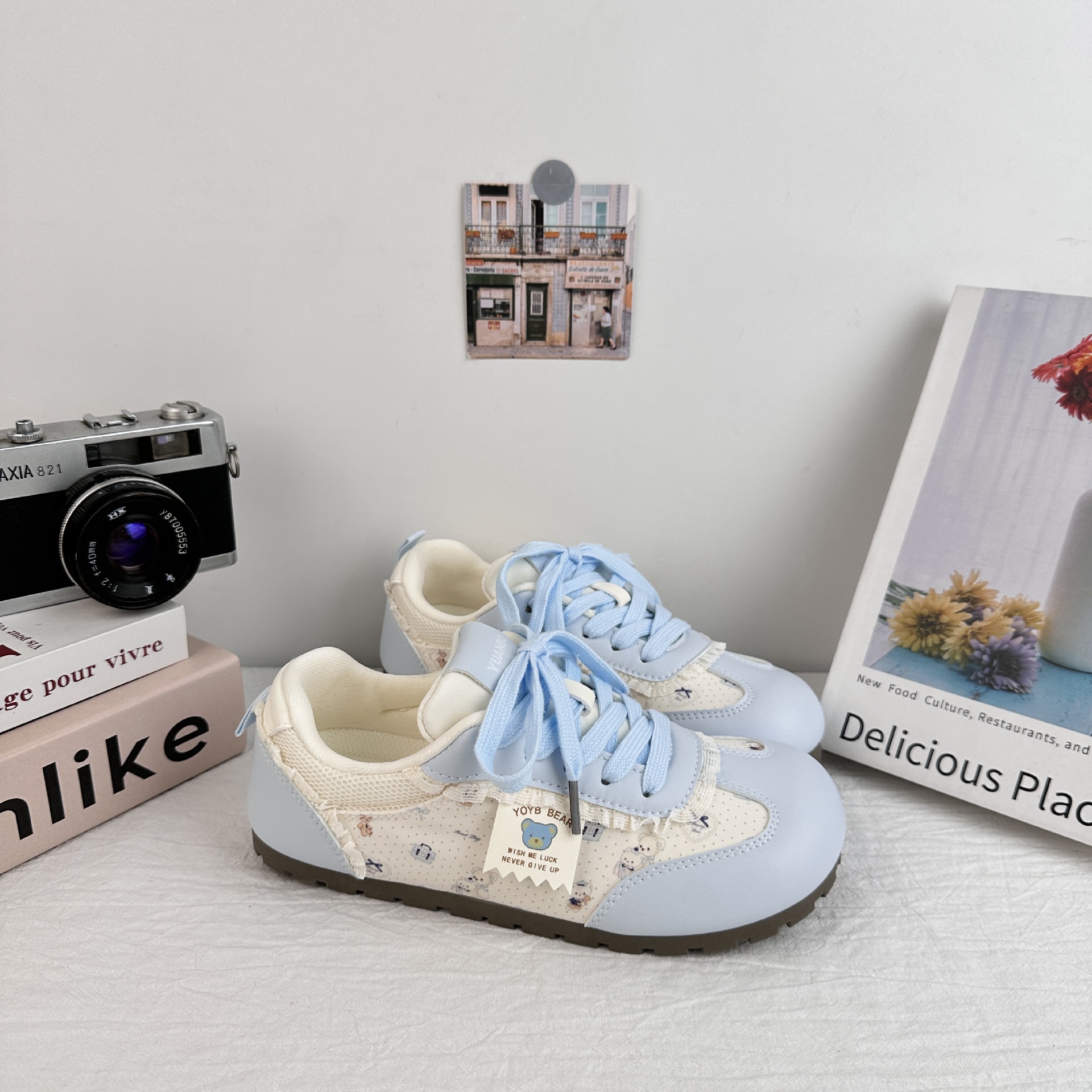 Yuanbo zapatos blancos para mujeres 2025, verano nuevo oso impresión de zapatos de entrenamiento, zapatos de skate casuales, zapatos de pan de cabello