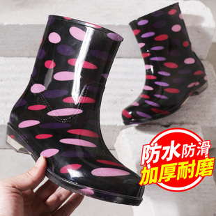 ����Ů��Ь���yˮ���������c�zЬˮЬ�ж�ˮѥ�N����ˮЬ�ڱ��zЬ