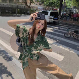 新款夏威夷扶桑花衬衫女夏季宽松复古港风绿色小众设计感短袖衬衣