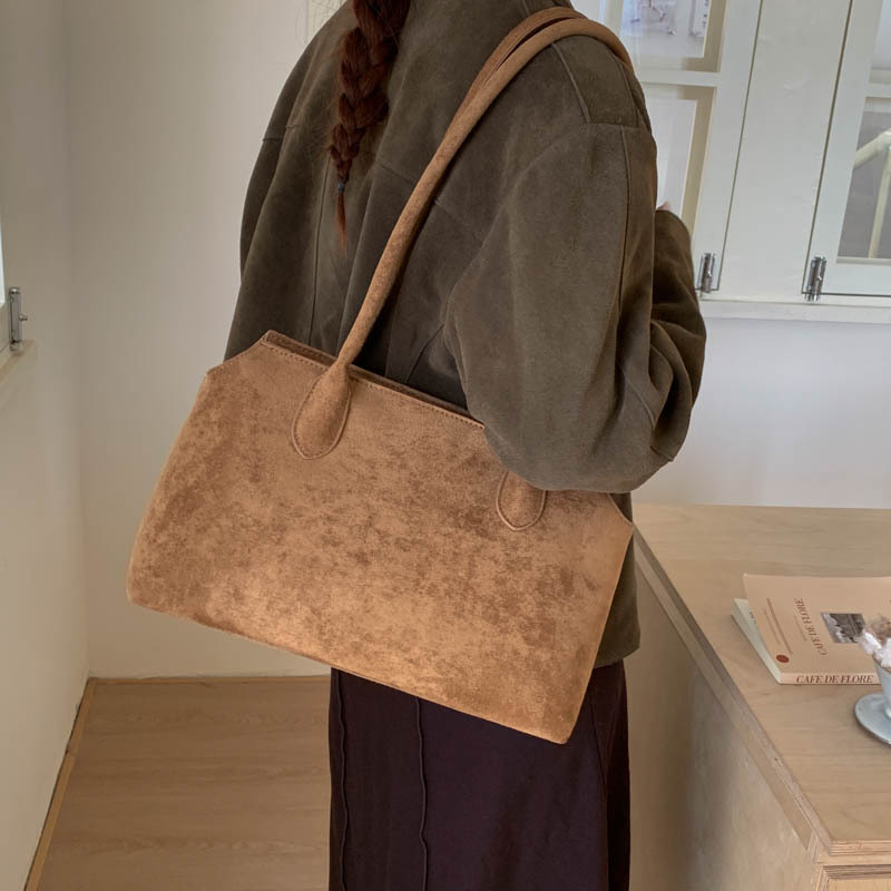 Otoño y invierno bolsas de mano de terciopelo de seda para mujeres 2025 nuevo ocio versátil bolsas de hombro de gran capacidad bolsas de viaje