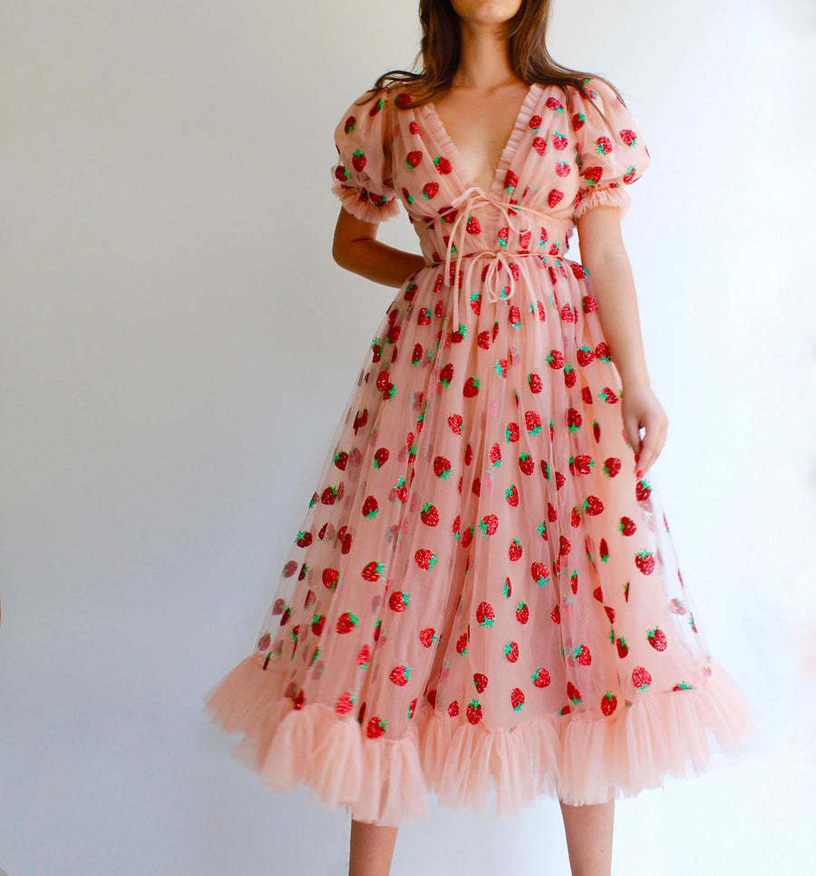 Vestido largo dulce con lentejuelas de corazón de cereza estilo francés, nuevo para primavera y verano 2025, con tirantes de malla, ajuste delgado y vestido moderno.