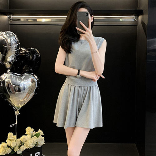 Salt-inspired light mature casual sports set for women, summer 2025, gray sleeveless top with high-waisted shorts, two-piece set