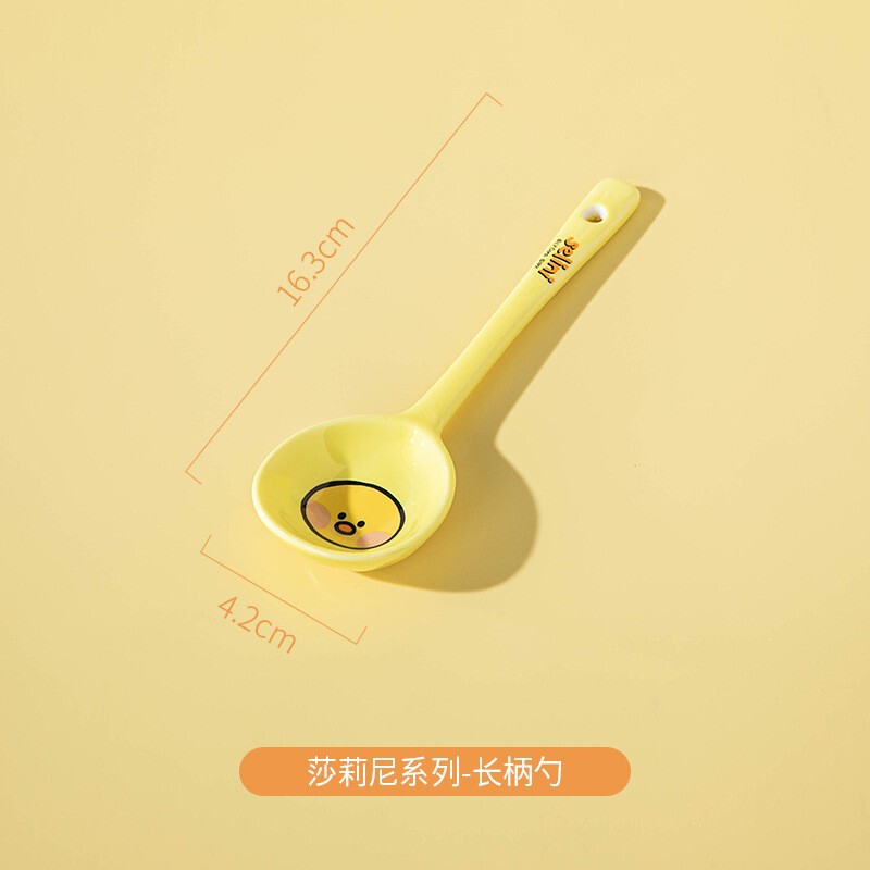 ブラウン熊はハンドル付きの陶磁器焙煎チーズグラタンを持っています。|undefined