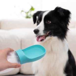 Pet accompanying cup dog out cup dog water bottle portable cat dog water drink not wet mouth water dispenser wholesale