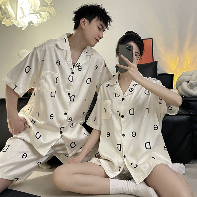 Verano de mangas cortas pareja pijama de seda de hielo delgada para hombres seda real engordada con un conjunto de ropa de casa de verano