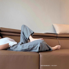 気持ちいいですね。グレーのストライプの綿のズボンは小さいです。