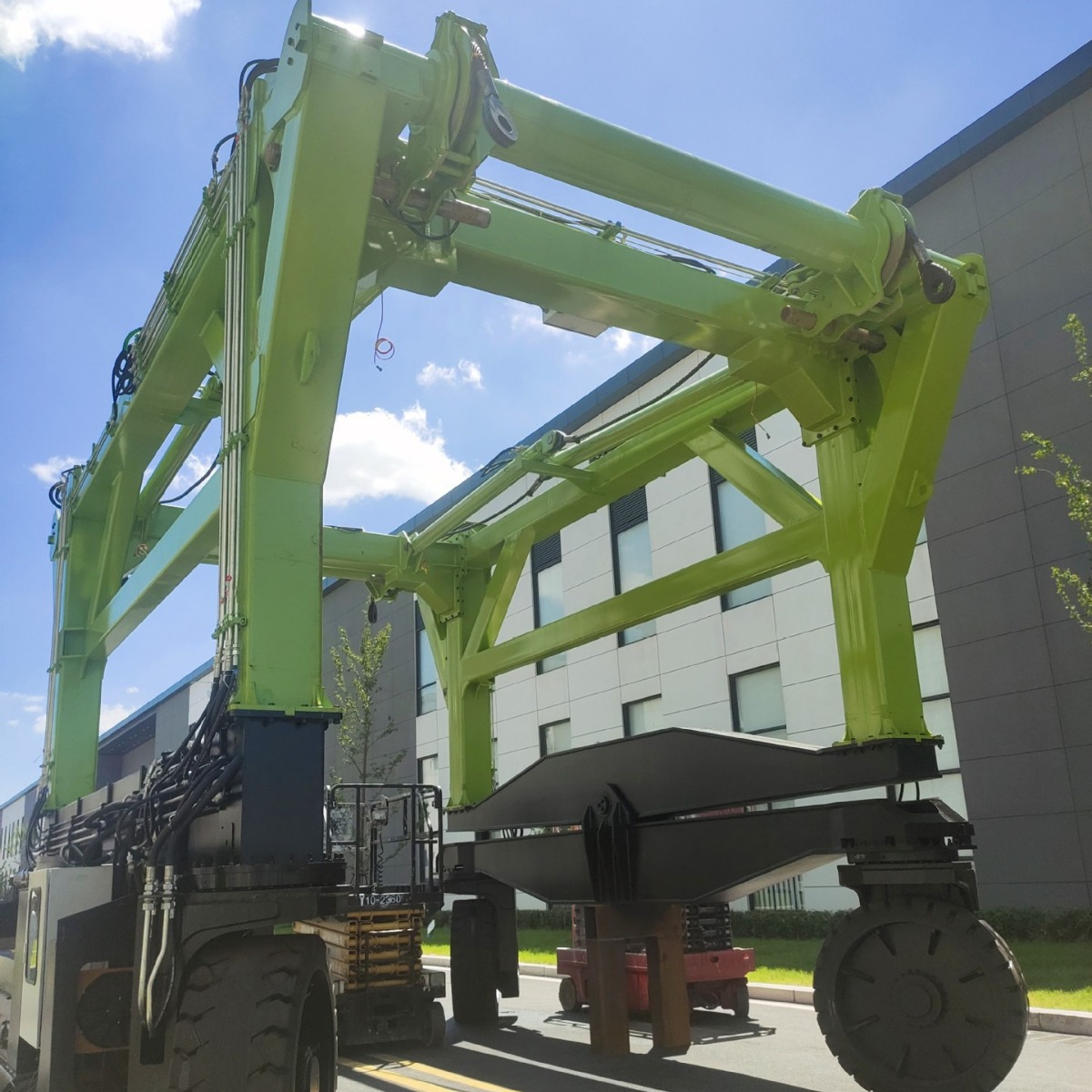 江苏靖起生产厂家 储能跨运车  港口物流码头用 智能化操控 20吨