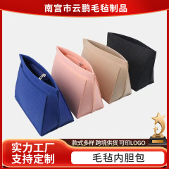フェルトの中の胆の化粧バッグの大容量は厚いです。