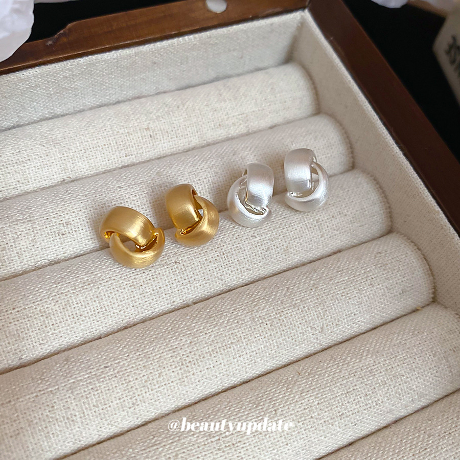 Pendientes en forma de C de metal cepillado irregular con aguja de plata Pendientes de estilo frío de Europa y América Pendientes de lujo ligero de alta calidad