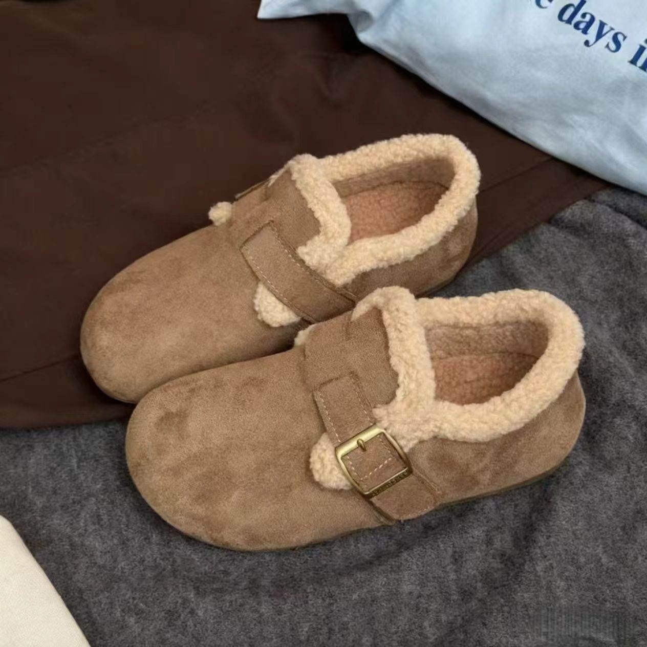 Todos los tipos de retro y terciopelo aumentan la altura interior de los zapatos de botón plano para mujeres 2025 nuevo otoño y invierno aumentan la altura de los zapatos de lana suave