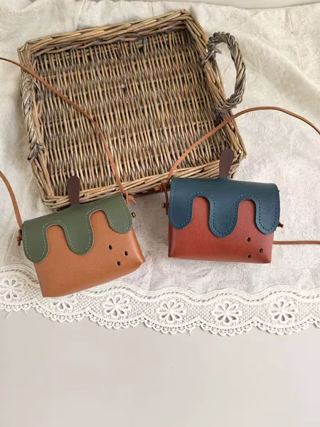 New Retro Handmade Strawberry-Shaped Children's Small Crossbody Bag, Versatile 3D Cube Coin Purse for Baby Photos