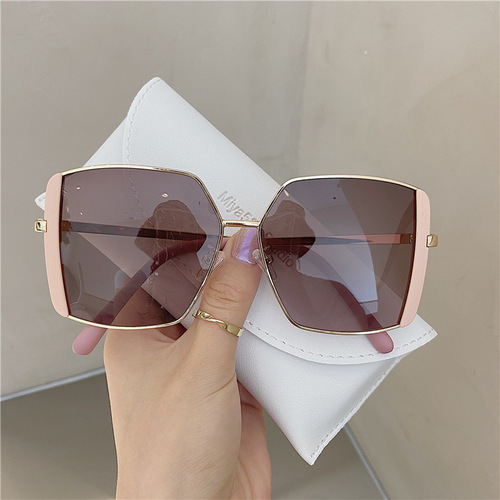 New European and American super large frame temperament black sunglasses for women with big faces and slimming Internet celebrity street photography versatile sunglasses trend