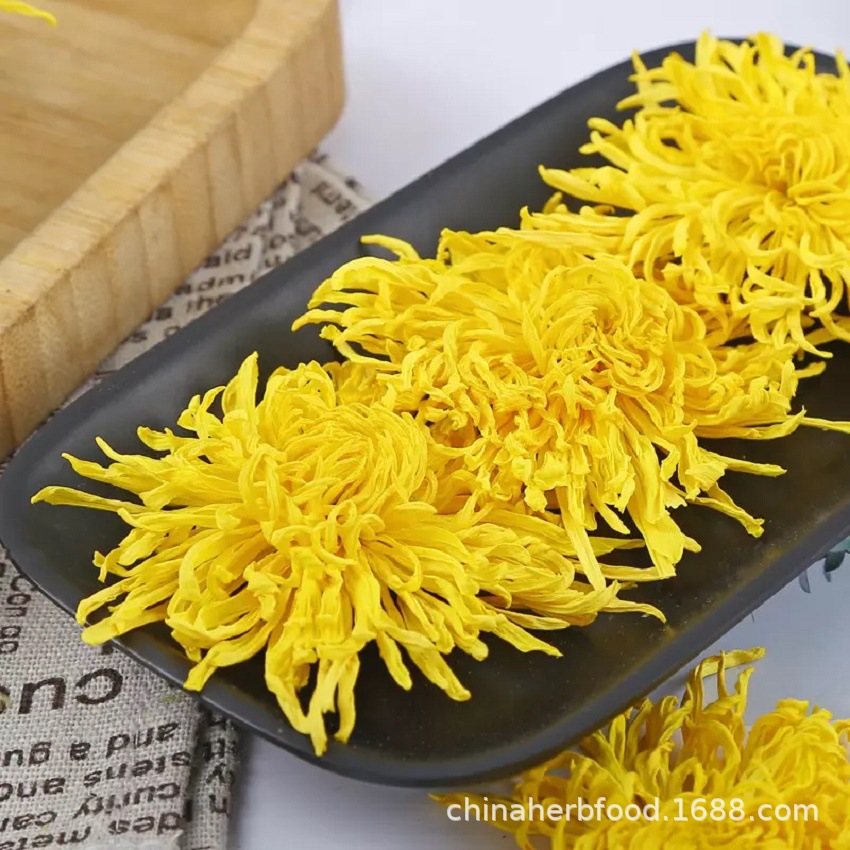 Golden Silk Chrysanthemum Tea Huang Ju Whole Flower Loose Herbal Tea 1 Piece Cup in use